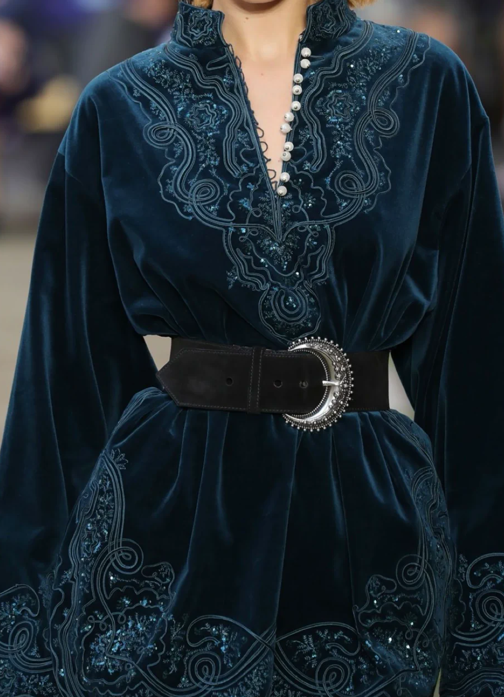 Blouse en Velours Bleu Nuit Brodée